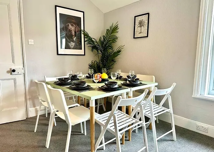 Massive 4 Bedroom Duplex - Sleeps Up To 10 People - Free Parking - 5 Minutes To The Best Beach! - Great Location - Fast Wifi - Smart Tv - Newly Decorated - Sleeps Up To 10! Close To Bournemouth & Poole Town Centre & Sandbanks