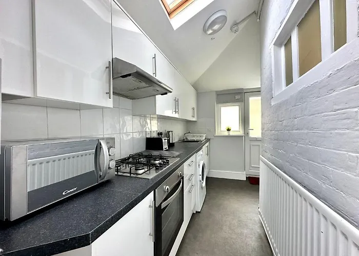 Massive 4 Bedroom Duplex - Sleeps Up To 10 People - Free Parking - 5 Minutes To The Best Beach! - Great Location - Fast Wifi - Smart Tv - Newly Decorated - Sleeps Up To 10! Close To Bournemouth & Poole Town Centre & Sandbanks