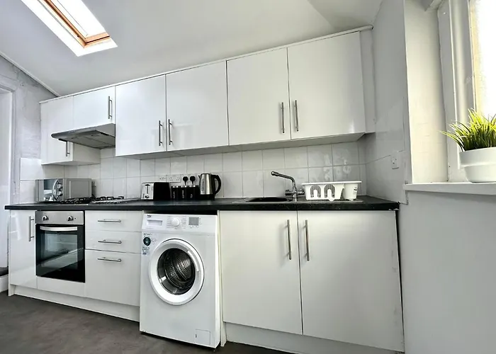 Massive 4 Bedroom Duplex - Sleeps Up To 10 People - Free Parking - 5 Minutes To The Best Beach! - Great Location - Fast Wifi - Smart Tv - Newly Decorated - Sleeps Up To 10! Close To Bournemouth & Poole Town Centre & Sandbanks
