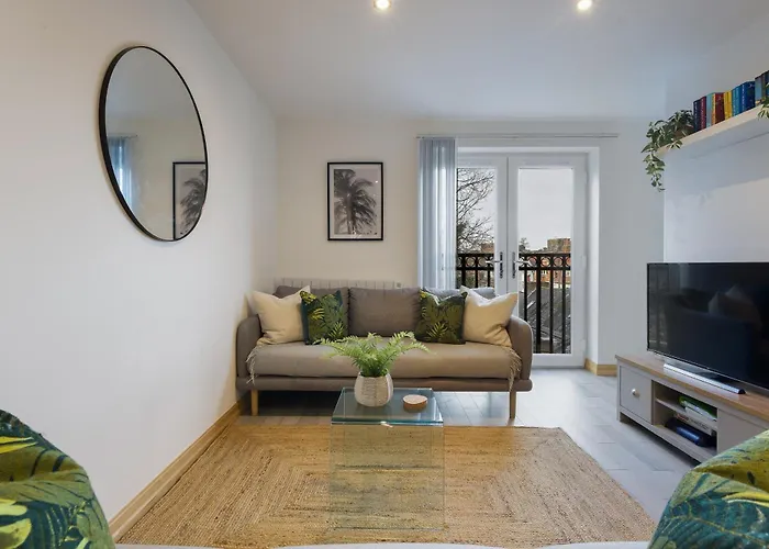 Seaside Town Centre Triplex: Spacious Retreat with Parking